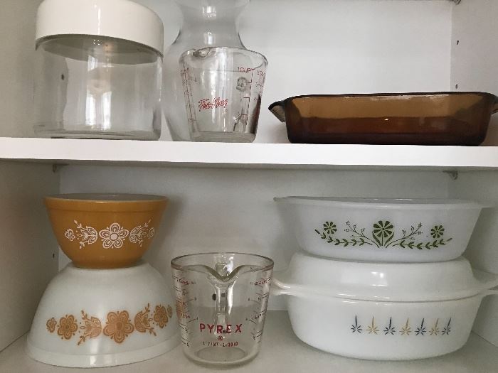 Pyrex and other kitchen items 