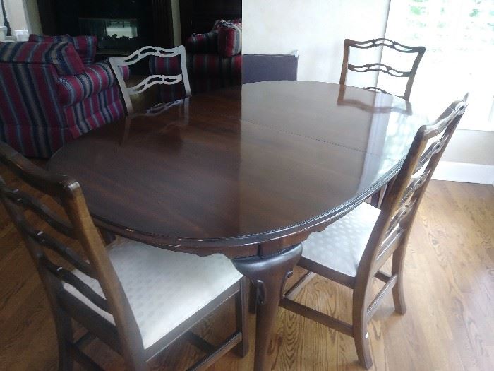Ethan Allen table/chairs/2 leaves