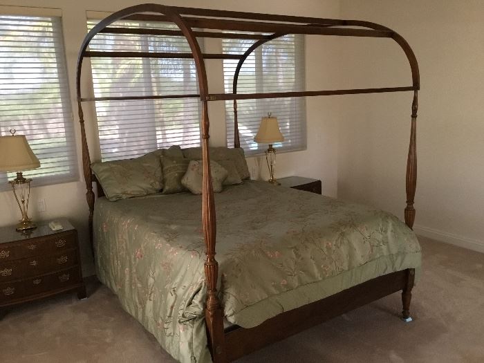 Henredon Queen size  canopy bed.  Converts to a four poster bed.  Was pictured on  a San Diego magazine cover.