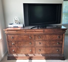 Ethan Allen 9 Drawer Dresser