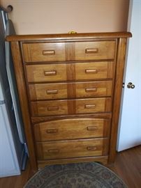 Lea Chest