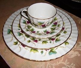 ROYAL WORCHESTER BONE CHINA "BACCHANAL" ENGLAND - 70 PIECE, GORGEOUS !
