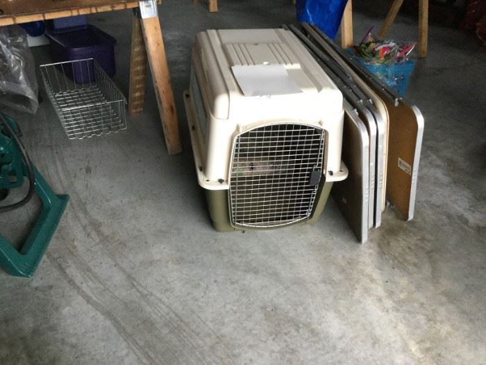 dog crate in good condition
