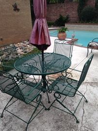 Umbrella and table with 4 spring chairs