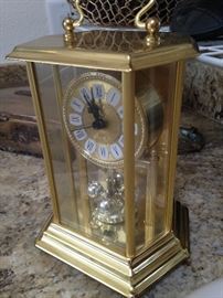Mantel / desk clock