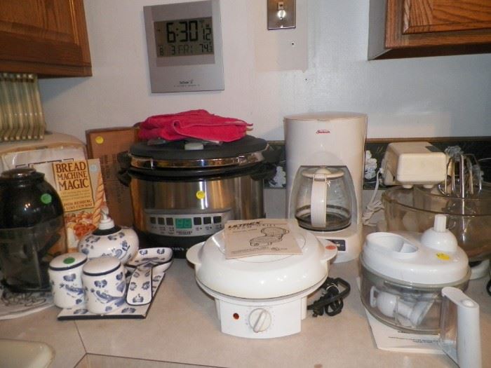 Kitchen appliances including pressure cooker, bread maker, electric grill and food choppers