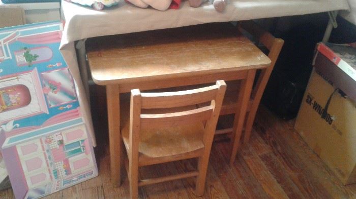 Super sturdy kids table and Chairs