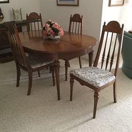 $200 Dining room table with chairs and extra leaf