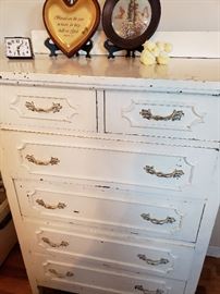 Distressed chest of drawers