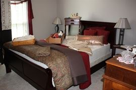 Queen sleigh bed/linens