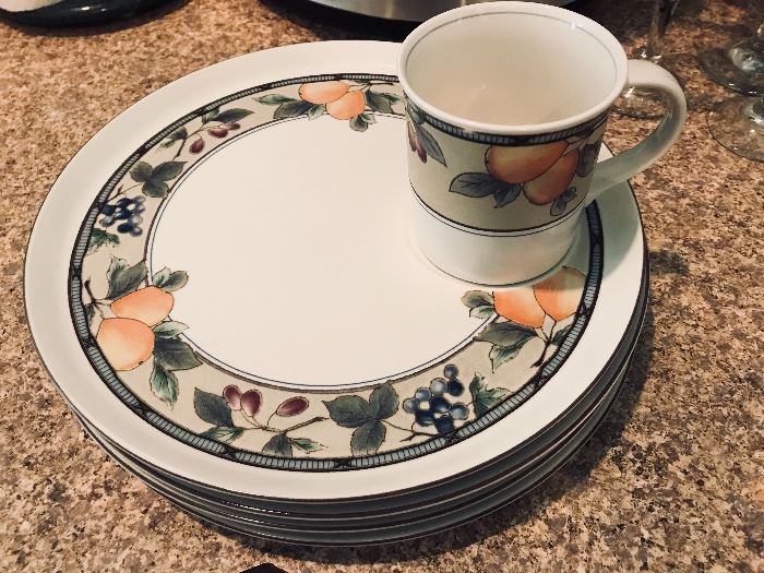 Mikasa Intaglio Garden Harvest Buffet Plates with mug