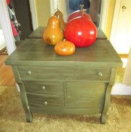 Painted commode, gords