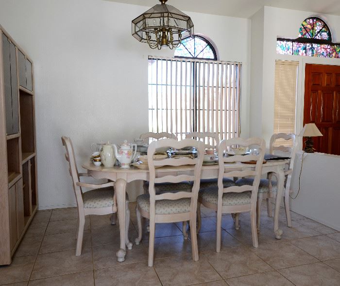 Beautiful Creamy White Dining Table & Chairs.