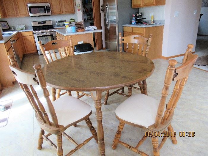 Great formica top kitchen table and 6 chairs, table has 2 extensions for the larger family gatherings