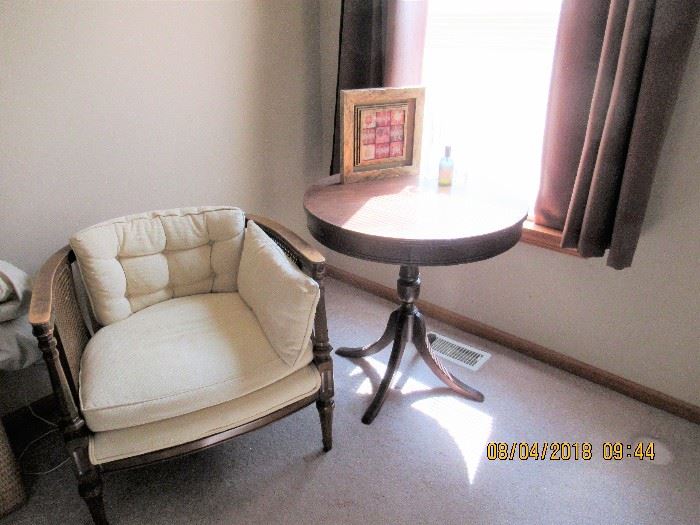 VINTAGE CHAIR AND PEDESTAL TABLE
