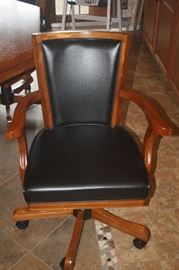 TABLE / BUMPER POOL / POKER TABLE AND 4 CHAIRS