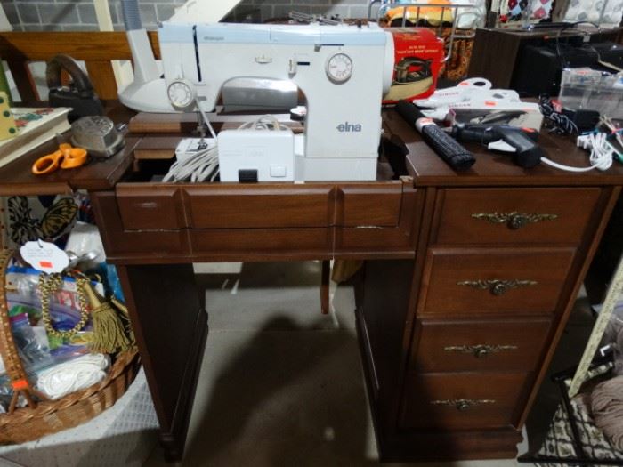 Elnasuper sewing machine and cabinet