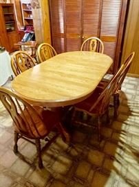 Oak dining table with 6 chairs and 4 leaves
