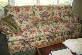FLOWERD COUCH SLEPER