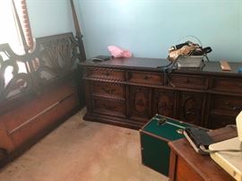 Bedroom set, dresser with double mirrors (behind headboard)