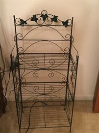 Wire stand - green and folds