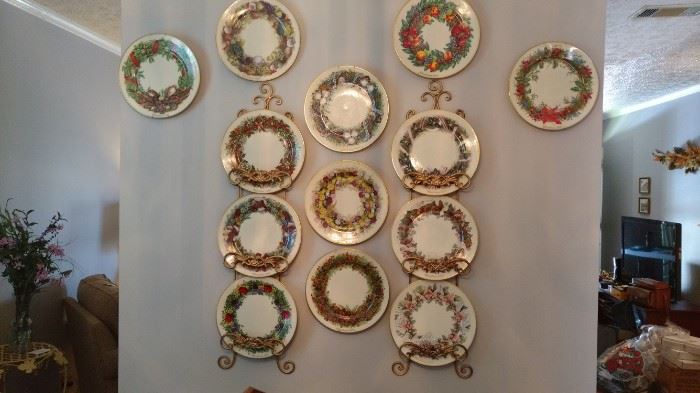 Complete set of 13 Lenox Colonial Wreath Christmas plates from 1981-1991