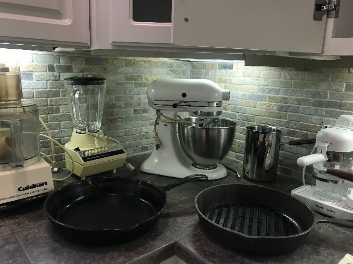 Kitchen loaded including kitchen aid mixer 
