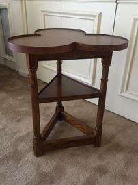 Adorable clover side table.  Looks new! Great for small spaces