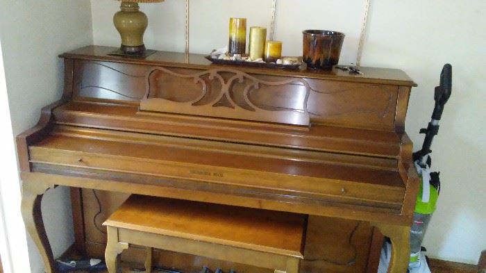 Upright piano