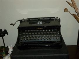 Vintage typewriter w/case