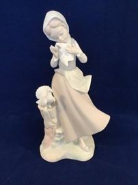 Lladro Figurine Country Girl with Birds      http://www.ctonlineauctions.com/detail.asp?id=746886