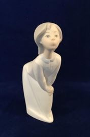 Llladro Figurine of Girl Kissing      http://www.ctonlineauctions.com/detail.asp?id=747769