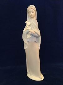 Lladro Figurine "Girl With Calla Lilies"        http://www.ctonlineauctions.com/detail.asp?id=747782