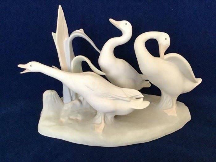 Lladro Figurine "Geese Group"                      http://www.ctonlineauctions.com/detail.asp?id=747786