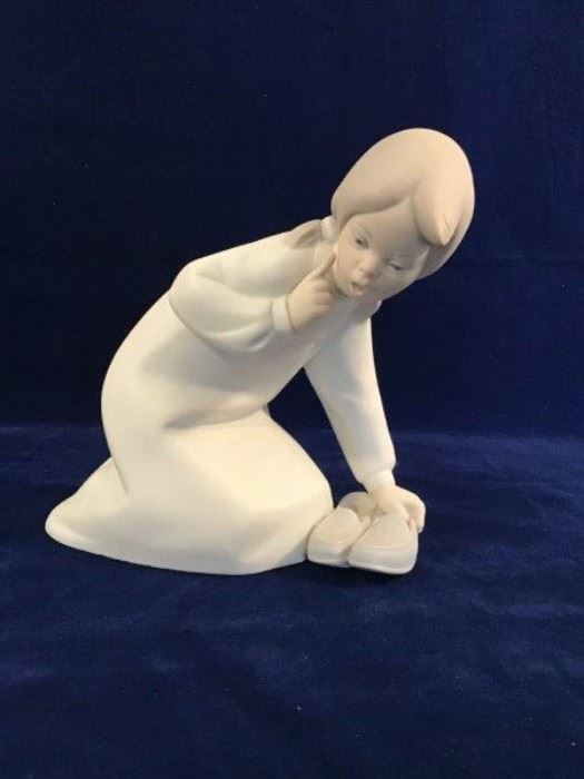 Lladro Figurine "Little Girl With Slippers"       http://www.ctonlineauctions.com/detail.asp?id=747802