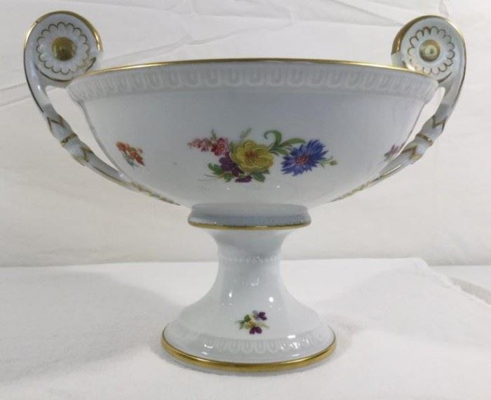  Kaiser German Porcelain Fluted Bowl          http://www.ctonlineauctions.com/detail.asp?id=747923