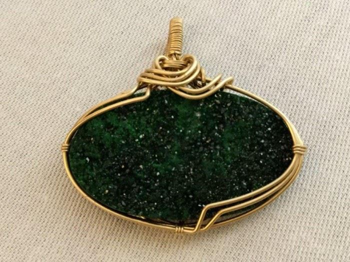 Jade and Gold Wire Pendant   http://www.ctonlineauctions.com/detail.asp?id=748115
