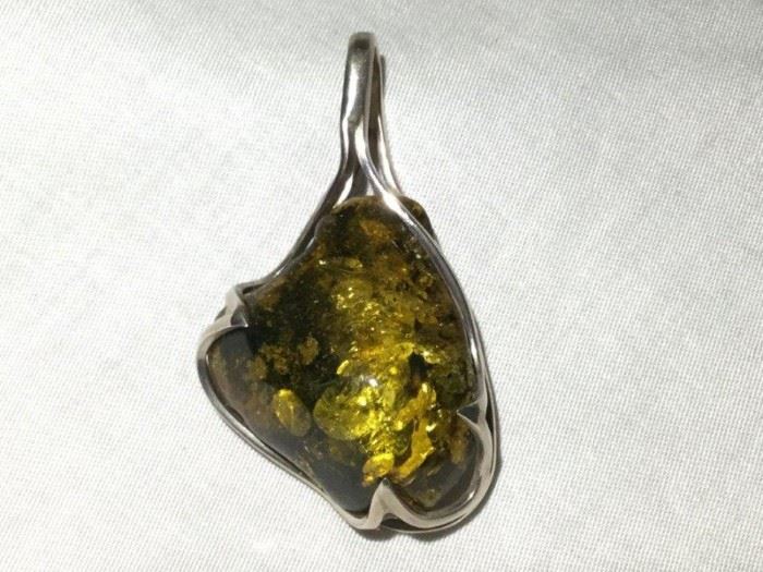 Polished Amber Pendant in Silver Wire      http://www.ctonlineauctions.com/detail.asp?id=748150