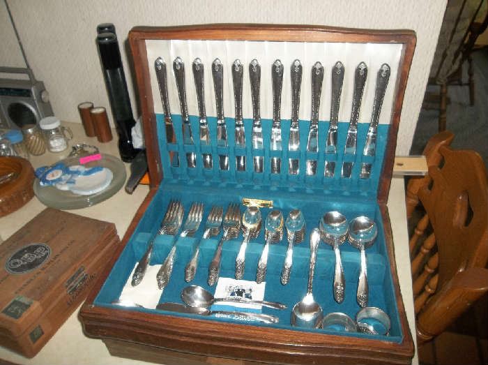 Wm. Rogers silverware set (plated) Service for 12.