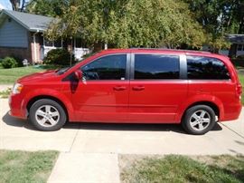 2012 dodge caravan, 1 owner, 91000 miles, stow and go seats, all doors and windows works.      7495.00