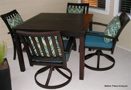 Beautifully kept Outdoor Table with 4 chairs.