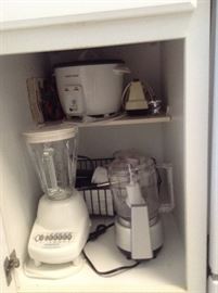  Fairly new in great condition various different small kitchen appliances 