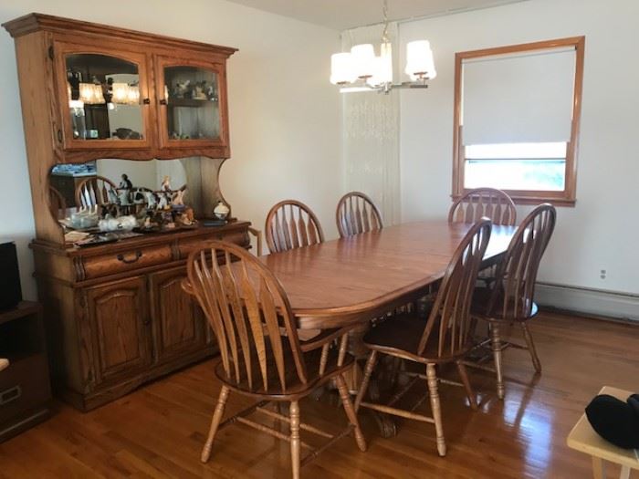 Oak dining room Set Table Hutch and chairs 200$
