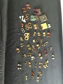 Costume Jewelry   http://www.ctonlineauctions.com/detail.asp?id=748052
