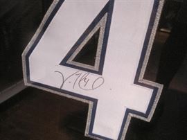 Vincent Lecavalier signed and framed Tampa Bay Lightning  Jersey.