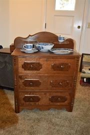 dresser & blue imari dish set