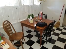 great kitchen table and chairs. 