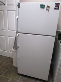 GE 18.2 cu.ft. No-Frost refrigerator/freezer