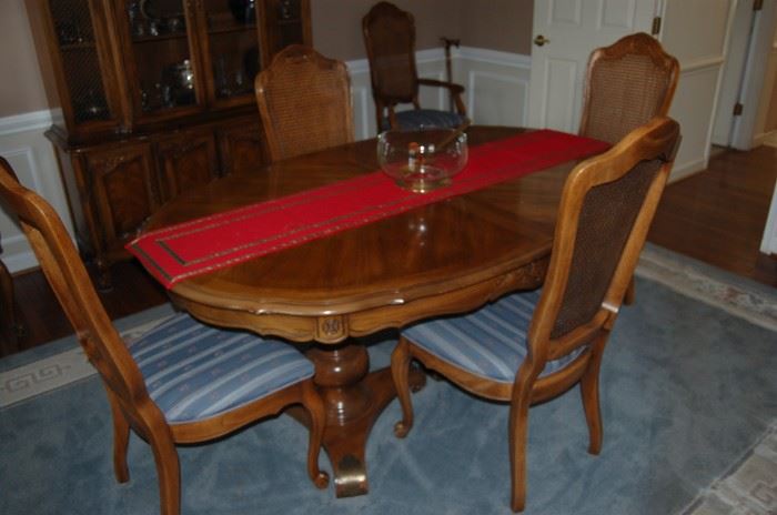 great dining table with 2 leaves and chairs