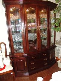 Lexington mahogany china cabinet\breakfront